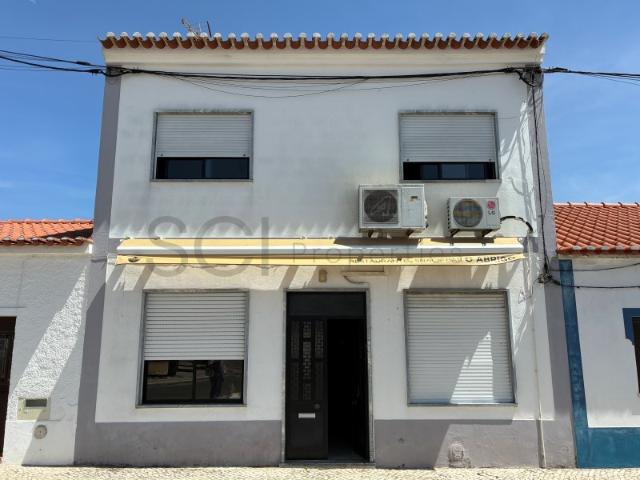 Excelente edifício na localidade de Pias, com habitação e um espaço de comercio.