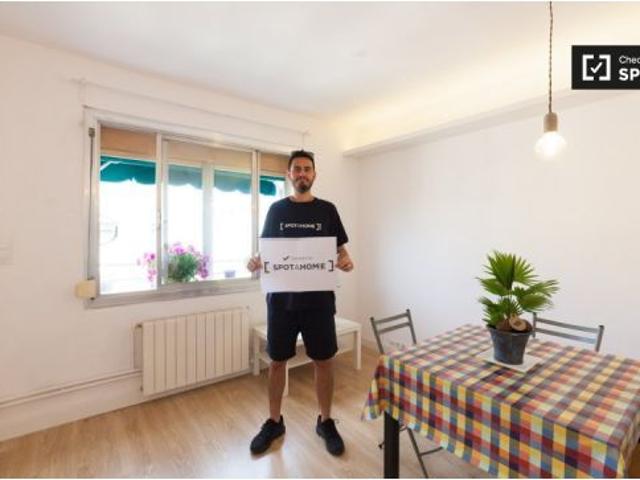 Excelente habitación en alquiler en apartamento de 4 dormitorios en Sant Martí