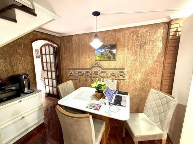 Excelente imóvel com 2 dormitórios sendo 1 com armários embutidos, sala com dois ambientes, cozinha