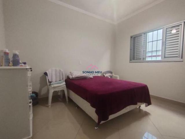 Excelente imóvel com 3 dormitórios, sendo uma suíte, área gourmet com churrasqueira e piscina e 3 v