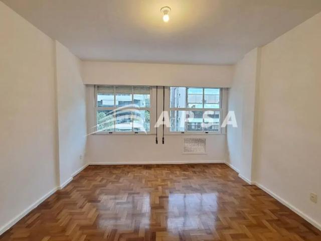 Excelente imóvel de 74m², de frente, composto por sala, 02 quartos com armarios, cozinha, banheiro