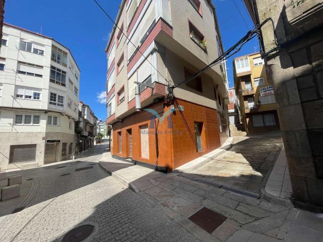 Excelente inversión en Cee: edificio con 3 viviendas y local comercial