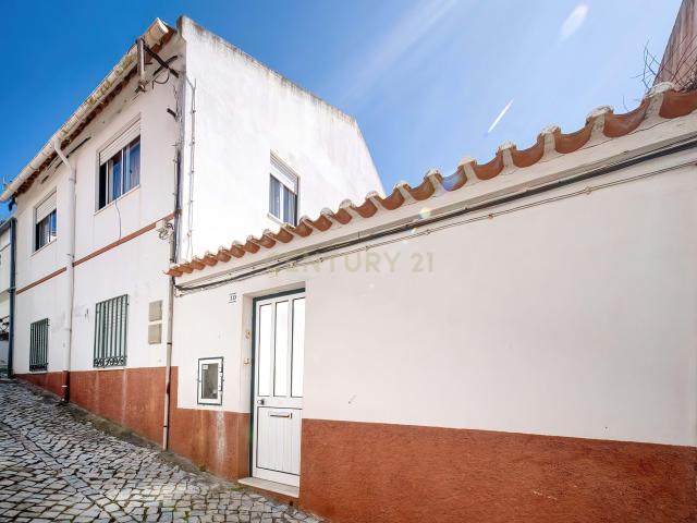 Excelente investimento Moradia T5+1 2 Apartamentos T2 e um Apartamento T1