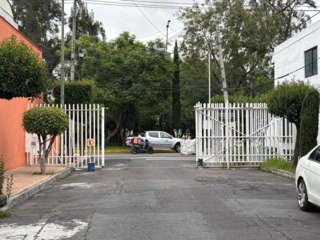Excelente opción en calle cerrada, gran ubicación