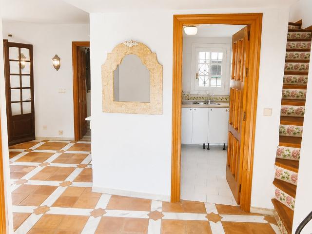 ¡Excelente oportunidad! Casa adosada para reformar junto a la playa en Guadalmina Baja, Marbella