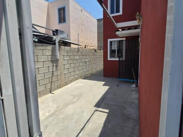 EXCELENTE OPORTUNIDAD VENTA DE CASA DE TRES RECAMARAS CON POSESION INMEDIATA
