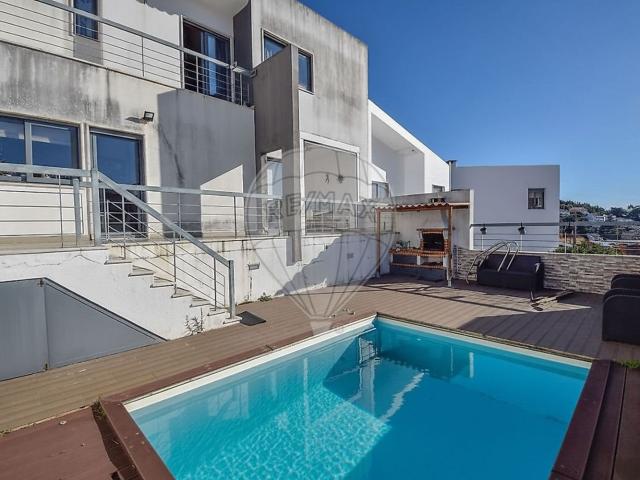 Excelente Oportunidade, Moradia T3+2 com piscina localizada. 162m² Ramada e Caneças