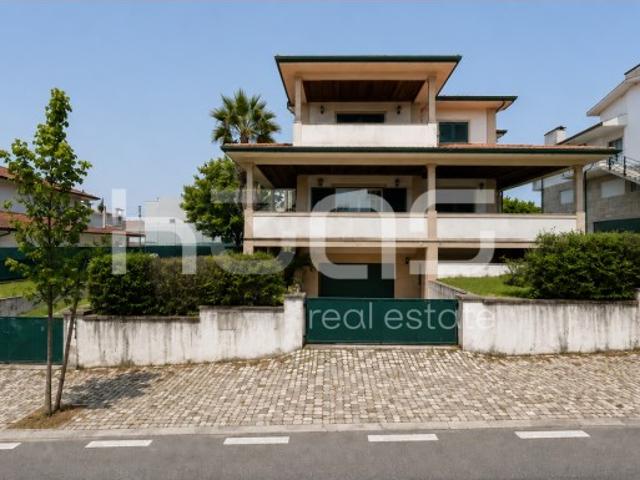 EXCELENTE OPORTUNIDADE | Moradia T4 com Garagem para 3 Viaturas entre Braga e Guimarães