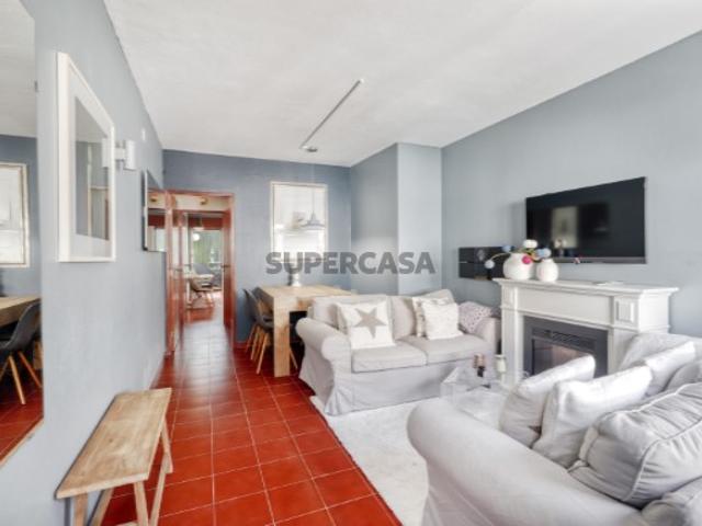 Excelente Oportunidade de Investimento! Acolhedora Moradia Geminada de 2 quartos no Centro Histórico de Silves. Bonita Moradia geminada de 2 pisos com pequeno terraço, situada no centro histórico da cidade de Silves, a poucos passos de todos os serviços essenciais, escolas, comércio local e uma diversificada oferta de restaurantes e cafés