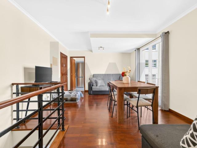 Excelente Oportunidade de Investimento no Centro do Caniço: Apartamento T2 Duplex com Licença de AL