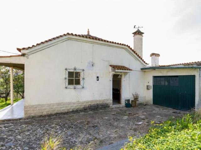 Excelente oportunidade de investimento no centro de São Martinho do Bispo, Coimbra. As referências C0289 01959 moradia e terreno e C0289 01957 terreno são vendidas em conjunto