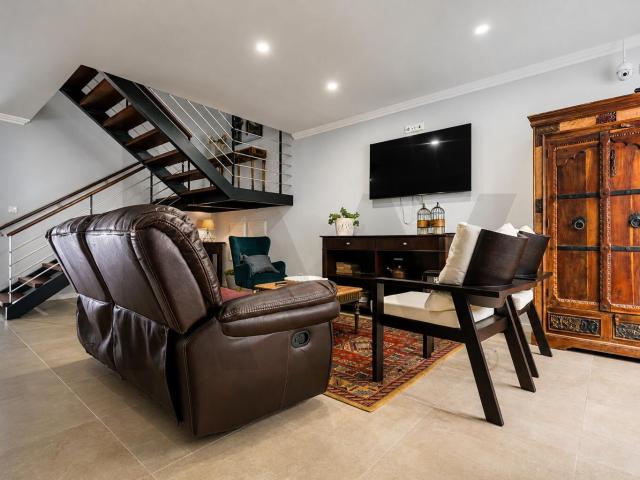 Excelente Oportunidade de Investimento no Centro de Ponta Delgada — 6 Suites + T1 e T0 AL