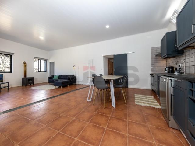 Excelente Oportunidade de Investimento nos Fenais da Luz | Moradia T2 + T1 + T0 | Terreno de 2.560 m