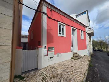 Excelente OPORTUNIDADE de investimento – Prédio remodelado em Santa Iria da Azóia