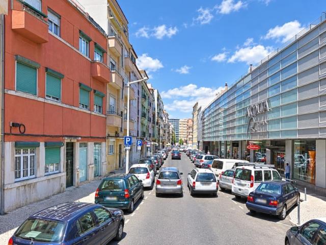 Excelente Oportunidade em Lisboa: T3 com 98,5 m² para Remodelação em Prédio muito bem conservado