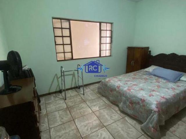 Excelente oportunidade para investir. trata se de duas casas. no terreo possui 4 vagas sendo 02 pr