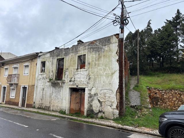 Excelente oportunidade | Ruína com terreno no Centro de Mira de Aire 2 frentes de estrada
