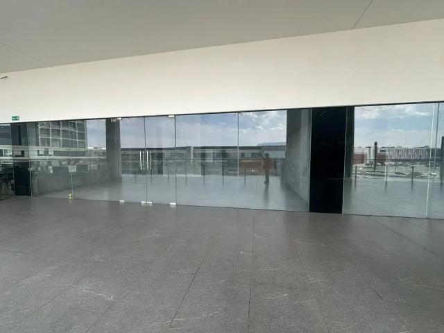 Excelente Local Comercial de Gran Tamaño en Plaza Comercial Saltillo