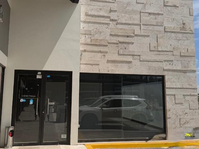 Excelente Local en Planta Baja, Plaza Comercial casi frente a Galerias