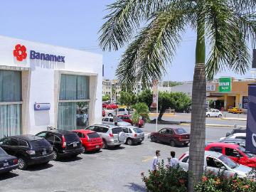 Excelente local en renta dentro de plaza comercial