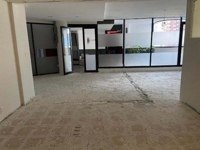 EXCELENTE LOCAL EN ZONA COMERCIAL DE TECAMACHALCO