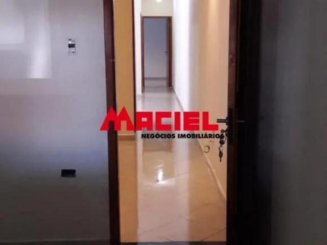 excelente localização frente a praça com 2 garagens cobertas