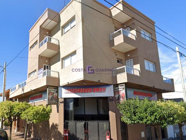Excelente monoambiente en primer piso al frente con balcón y terraza