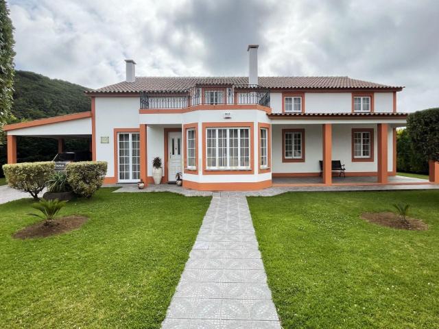 Excelente moradia T3 + Apartamento T3 com fantástico jardim no Juncal Praia da Vitória