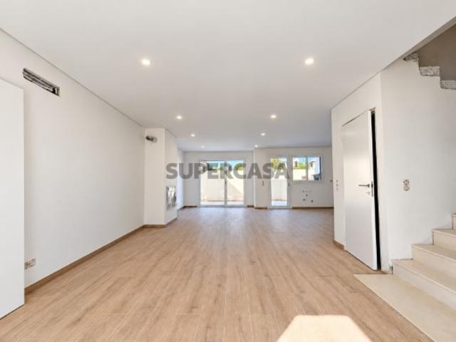 Excelente Moradia T3 com suíte, Telheiro e Open Space de 51 m2 Zona Central de Pinhal de Frades