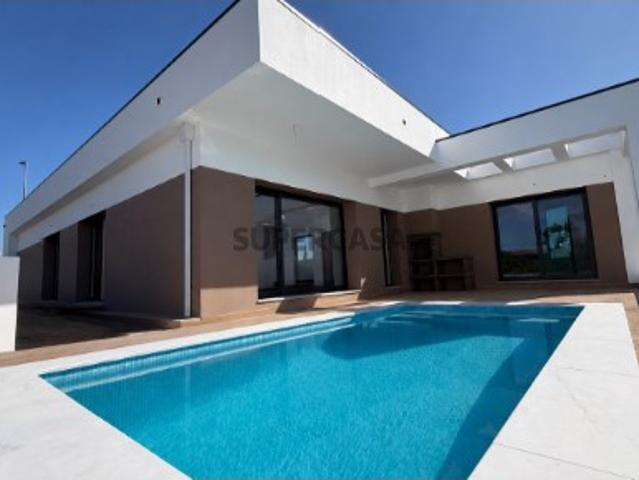 Excelente Moradia T3+1 com 2 Suites e Piscina Quase Pronta