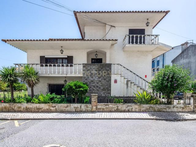 Excelente Moradia T7 no Carregado Inserida num generoso lote de 1.060m²
