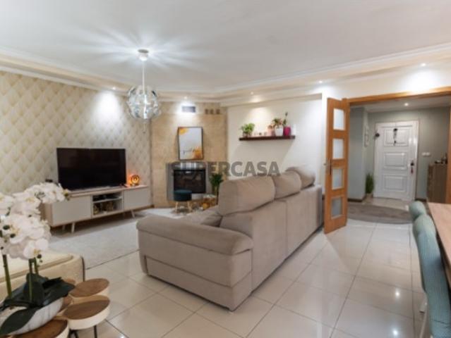 Excelente Moradia T4+1 com Suíte, parqueamento e aproveitamento de Sótão Zona Central do Casal do Marco