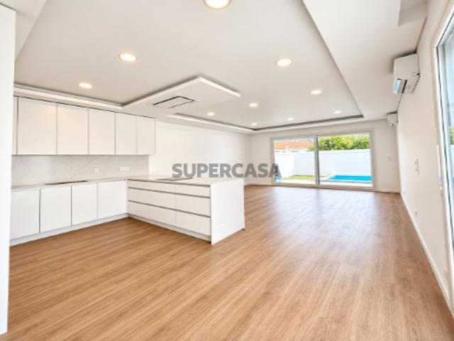 Excelente Moradia T4 com 4 Suítes e Piscina