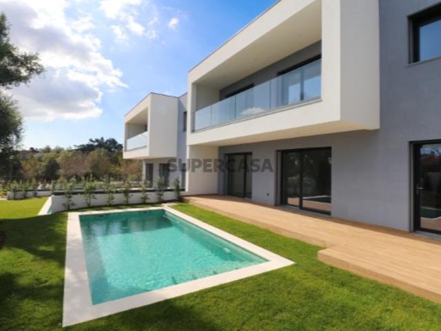Excelente moradia T4 com 4 suítes, Piscina e Espaços Generosos