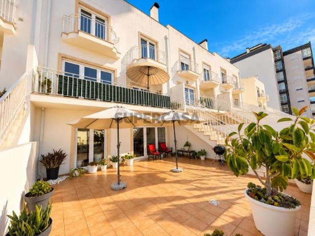 EXCELENTE MORADIA T4 COM SUITE, 3 TERRAÇOS E GARAGEM DE GRANDES DIMENSÕES