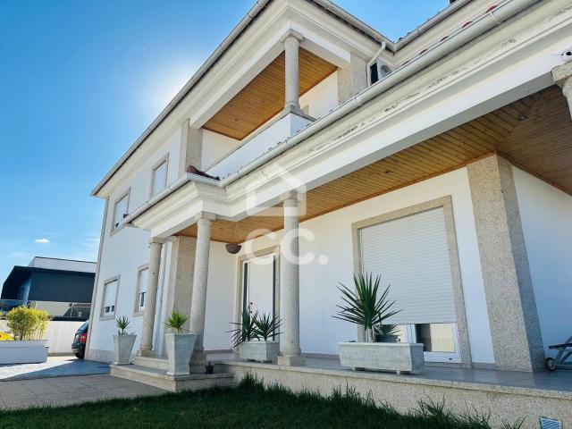 Excelente Moradia T4 de Arquitetura Moderna Ideal Para Viver ou Investir