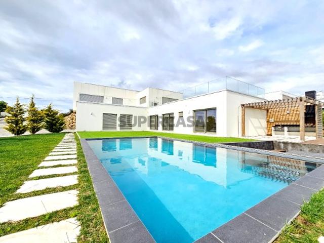 Excelente moradia T4, piscina e amplo jardim, em Peniche