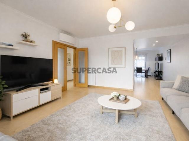 Excelente Moradia T5 com Ótimas Áreas e Espaço Exterior