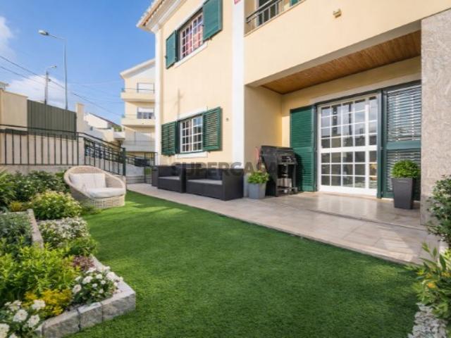 Excelente Moradia T5 com Ótimas Áreas e Espaço Exterior