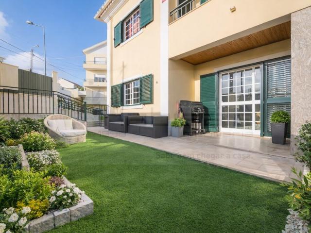 Excelente Moradia T5 com Ótimas Áreas e Espaço Exterior