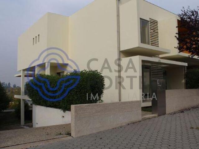 Excelente moradia T5, em construção, amplo salão, terraço, j. 340m² Pedroso