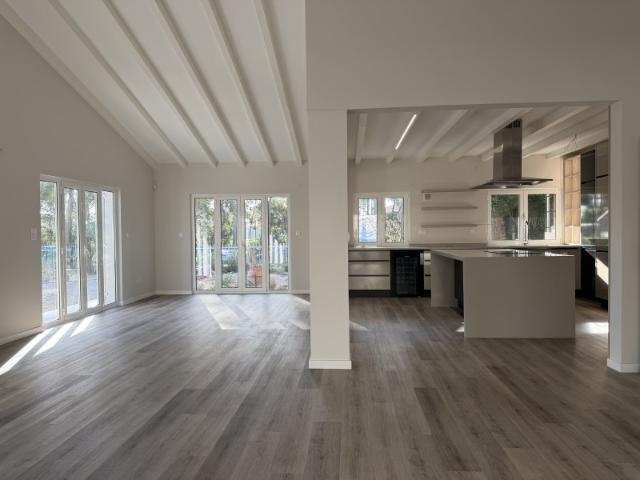 Excelente moradia T5 renovada para arrendamento em Marisol