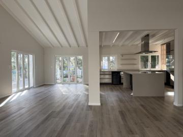 Excelente moradia T5 renovada para arrendamento em Marisol
