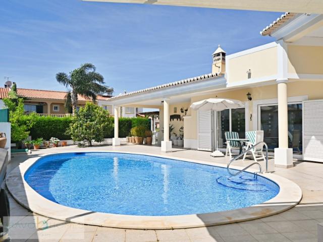 Excelente Moradia Térrea, 4 Quartos com Piscina e Garagem, Sargaçal, Lagos