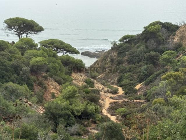 Excelente Moradia térrea com lote de 1670 m2, com piscina e acesso directo a Praia de Santa Eulália. Oportunidade de Negócio! Valor Neg