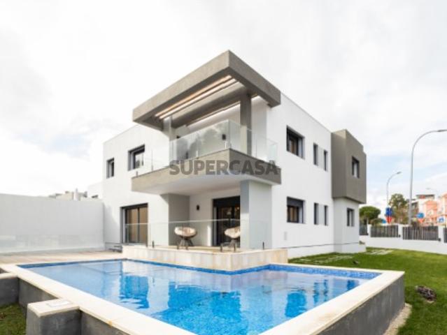 Excelente Moradia Unifamiliar Contemporânea T5 a estrear com Piscina e Jardim