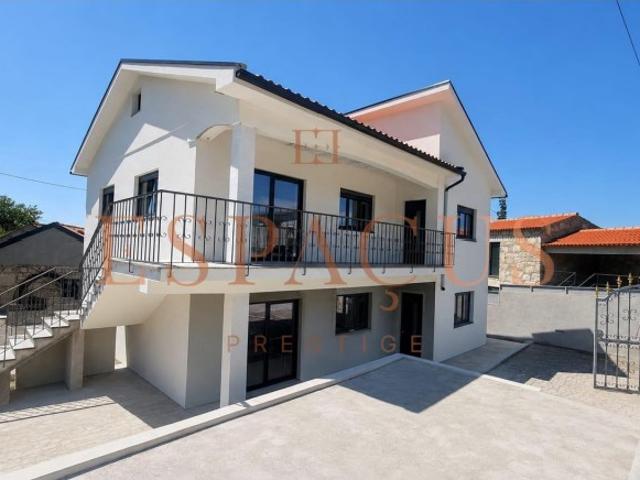 Excelente Moradia Bifamiliar / Oportunidade Única de Investimento