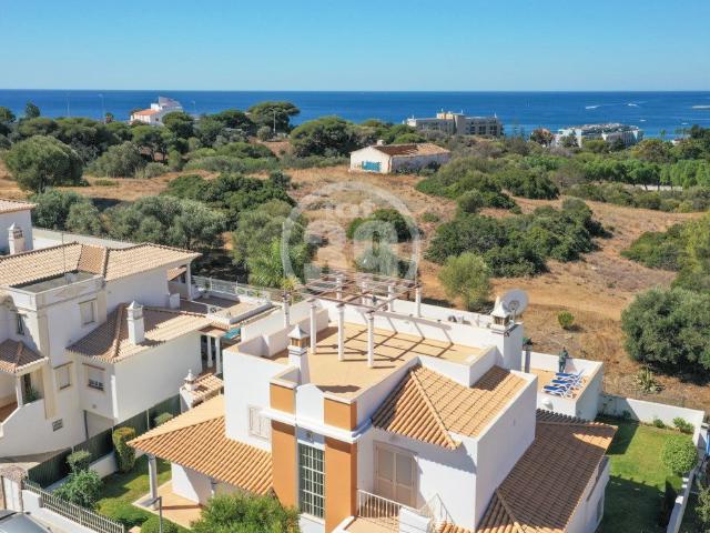 Moradia T4 com Vista Mar, Piscina e Ampla Garagem a Poucos M. 200m² Albufeira Olhos de Água