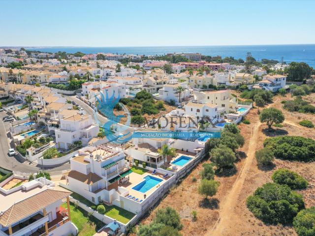 Excelente Moradia Com 4 Quartos, Vista Mar, Ampla Garagem, P. 450m² Albufeira e Olhos de Água