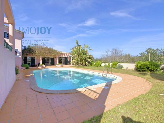 Excelente Moradia com terreno e piscina no concelho de Lagoa 390m² Estômbar e Parchal